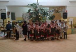 „Chipul mamei în cântec şi poezie” - Sărbătorit la Școala Gimnazială „Ştefan cel Mare” Dorohoi - FOTO