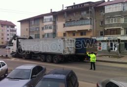 Circulație perturbată în centrul municipiului Dorohoi din cauza unui autocamion defect - FOTO