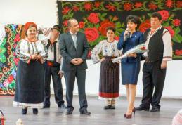 „Un gând, un zâmbet, o floare pentru mama” spectacol dedicat femeilor din Vlăsinești - FOTO