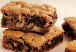 Pătrăţele cu nuci şi ciocolată