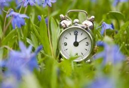 România trece la ora de vară sâmbătă noapte; mersul trenurilor nu se modifică