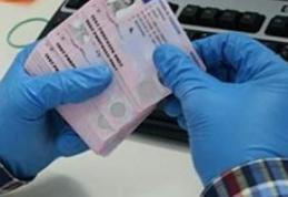 Culmea prostiei. O tânără de 24 de ani a vrut să îşi preschimbe permisul fals