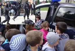 De Ziua Jandarmeriei prezentare de tehnică și mijloace din dotare, în Parcul Cholet din Dorohoi