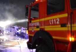 Camion parcat în curtea unei societăţi comerciale, distrus într-un incendiu