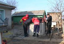 Bărbat în vârstă de 57 de ani, salvat dintr-o fântână de pompieri