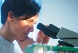 Analiza care vede cancerul mai bine decât Papanicolau