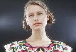 Cine este tânăra de 27 de ani care a făcut înconjurul lumii cu creaţiile ei cu motive etno