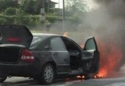 Panică pe o stradă din Botoșani. Mașină cuprinsă de flăcări în timp ce se deplasa