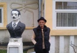 Moş Dumitru, artistul rom din Dorohoi care şi-a făcut singur statuie în curte, a ajuns vedetă națională