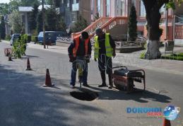 Capcanele din asfalt: Două cratere dau bătăi de cap șoferilor și autorităților locale - FOTO