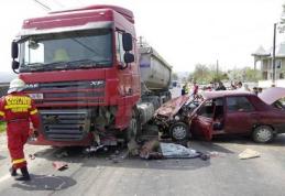 Accident cu trei răniţi, pe DN 29 Botoşani-Suceava, după ce o Dacie s-a izbit într-o basculantă