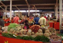 Micii producători, afectaţi de noua legislaţie. Ce acte trebuie să aibă bătrânele care vând pătrunjel la piaţă