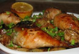 Pulpe de pui în sos de vin alb şi ierburi aromatice