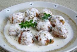 Chifteluțe de pui cu iaurt și ciuperci