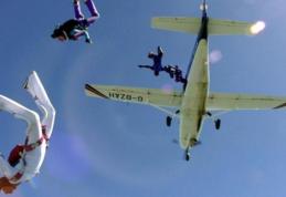 A sărit cu paraşuta de la 1.200 metri, dar nu ştia că un coleg i-a tăiat corzile. Ce a urmat...