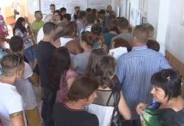 Români disperaţi, la cozi interminabile pentru a primi bani de la stat