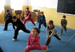 Mai multe ore de educaţie fizică, în programa şcolară. „Nu vedeți că devin obezi!”