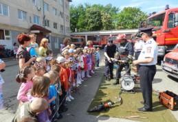 Pompierii botoşăneni, prietenii copiilor !