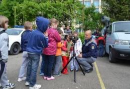 Copiii din Botoşani, Iaşi, Bivolari, Tabăra şi Huşi, în vizită la Poliţia de Frontieră - FOTO