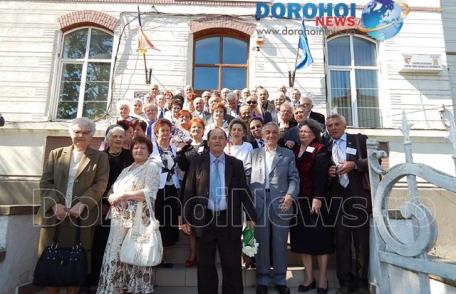 Întâlnire emoţionantă după 50 de ani a promoției 1965 a Liceului „Grigore Ghica V.V.” Dorohoi - FOTO