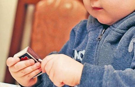 Părinţi! Învăţaţi copiii să nu se joace cu focul!