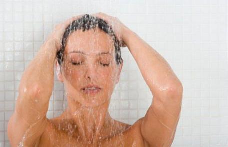 Ai pete roşii pe corp după duş? Ce simptome ascund şi cum scapi de ele