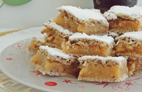 Plăcintă cu mere (cu foaie turnată)