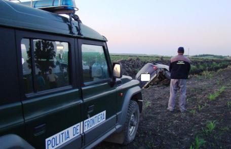 Au fugit de poliţiştii de frontieră şi s-au răsturnat  cu maşina plină de ţigari de contrabandă - FOTO