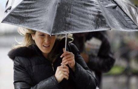 La sfârşitul săptămânii, ninsori la munte şi ploi în toată ţara