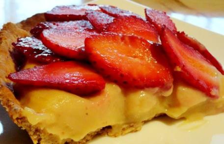 Tartă cu cremă de vanilie și căpșune