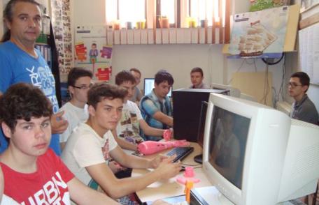 15 tineri botoșăneni au participat la realizarea unui nou braț robotic humanoid, mai performant față de predecesorul său