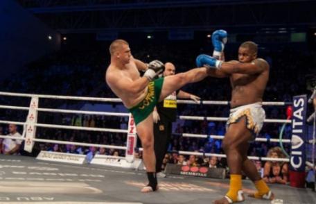 Programul complet al galei Superkombat. Meciuri spectaculoase pentru Stoica şi Moroşanu