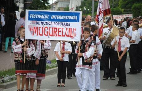 Astăzi are loc parada Festivalului Internațional de muzică populară „Mugurelul” 2015. Vezi programul!