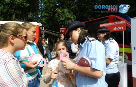 Sute de copii au ales să-şi petreacă începutul de vacanţă alături de pompierii botoşăneni - FOTO