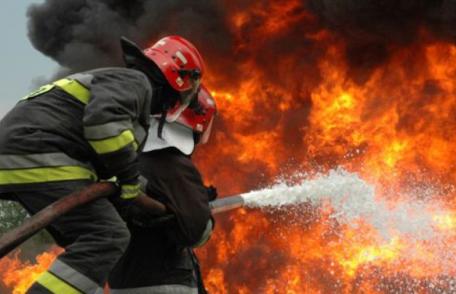 Locuinţe salvate de focul ce a distrus peste cinci tone de furaje şi două adăposturi de animale