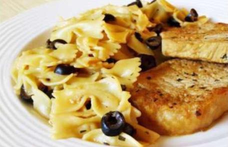 Friptură de porc cu paste și măsline