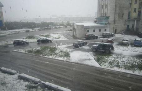 A nins în Rusia duminică 5 iulie! Cum arată un oraş după o „ninsoare de vară”