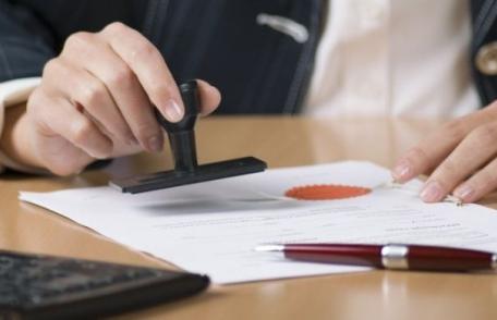 Dispare ştampila: persoanele fizice şi unele persoane juridice vor scăpa de obligaţia de a ştampila documentele depuse la instituţii