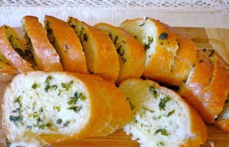 Baghetă umplută cu unt și usturoi