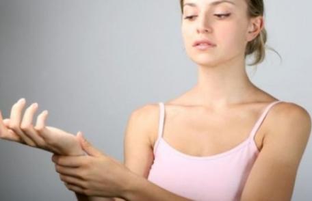 De ce ne tremură mâinile şi la ce alte simptome trebuie să fim atenţi