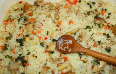 Pilaf de orez cu piept de pui la cuptor