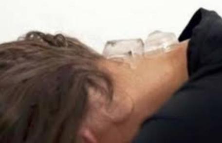 Cum te poţi răcori instant cu un singur cub de gheaţă. Este cea mai simplă metodă