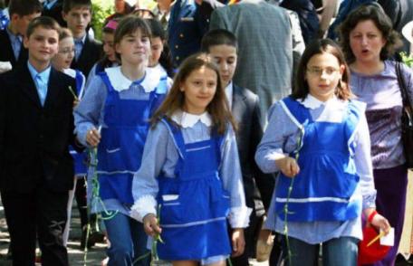 Surpriză pentru elevi: revine uniforma școlară