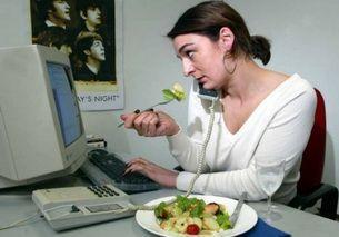 Unu din trei angajaţi mănâncă la birou sau sare peste pauza de masă