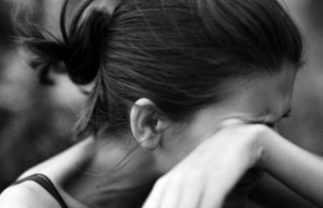 O tânără din Dorohoi a primit un cap în plină figură în timp ce se plimba pe bulevard