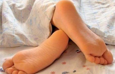 Scapă de călcâiele crăpate cu un amestec uimitor