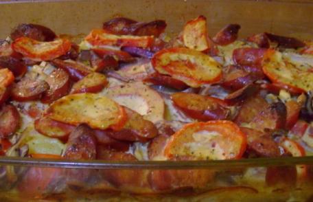 Cartofi cu cârnați la cuptor