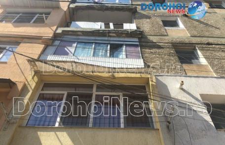 Peripeție ce putea fi fatală: Un bărbat din Dorohoi a căzut de la etajul trei al unui bloc de pe strada Duzilor - FOTO