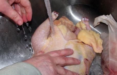 Important pentru sănătate. De ce nu trebuie să speli carnea de pui înainte să o prepari