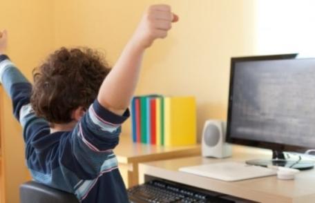 Peste 17 mii de elevi și studenți primesc bani pentru cumpărarea unui calculator